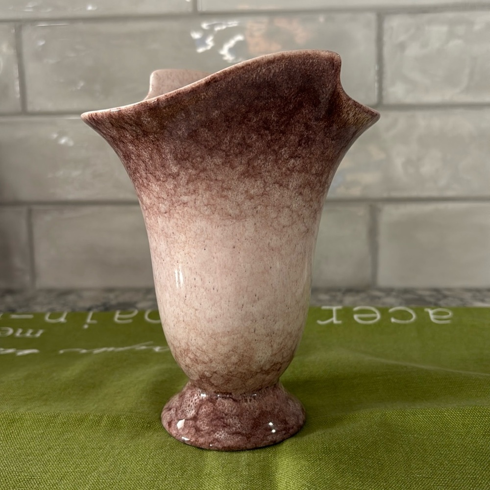 Vase in a beautiful vintage pinkish brown like colour lovely design! 6.5”L x 5”W